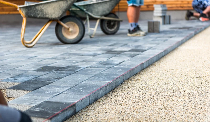 Interlock Walkway Ottawa – crew laying pavers along a walkway edge.