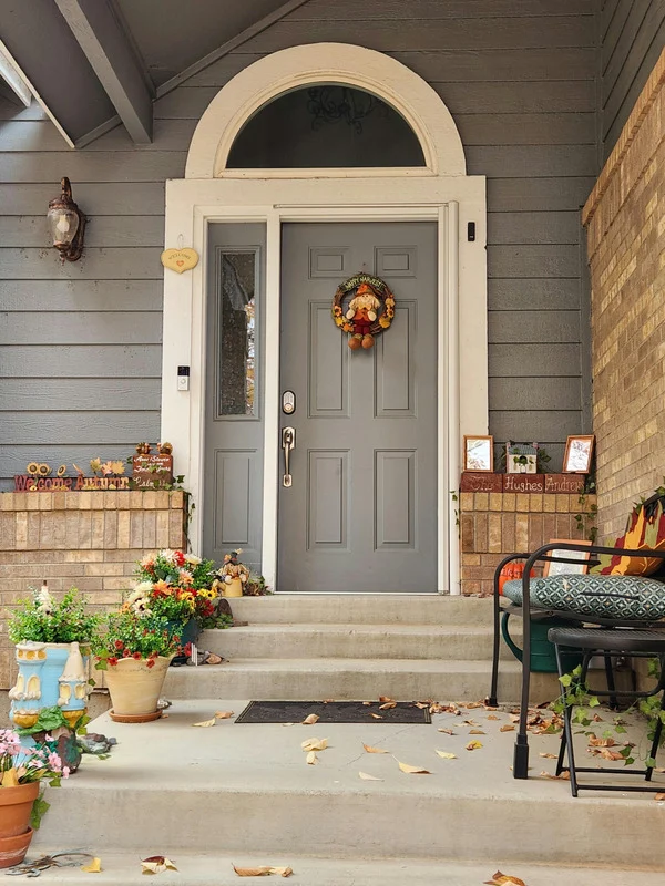 Steps and Walkways Ottawa – concrete entrance steps with seating area.